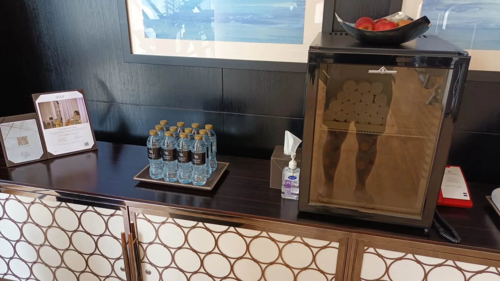 Zimmerecke mit Minibar und Wasserflaschen