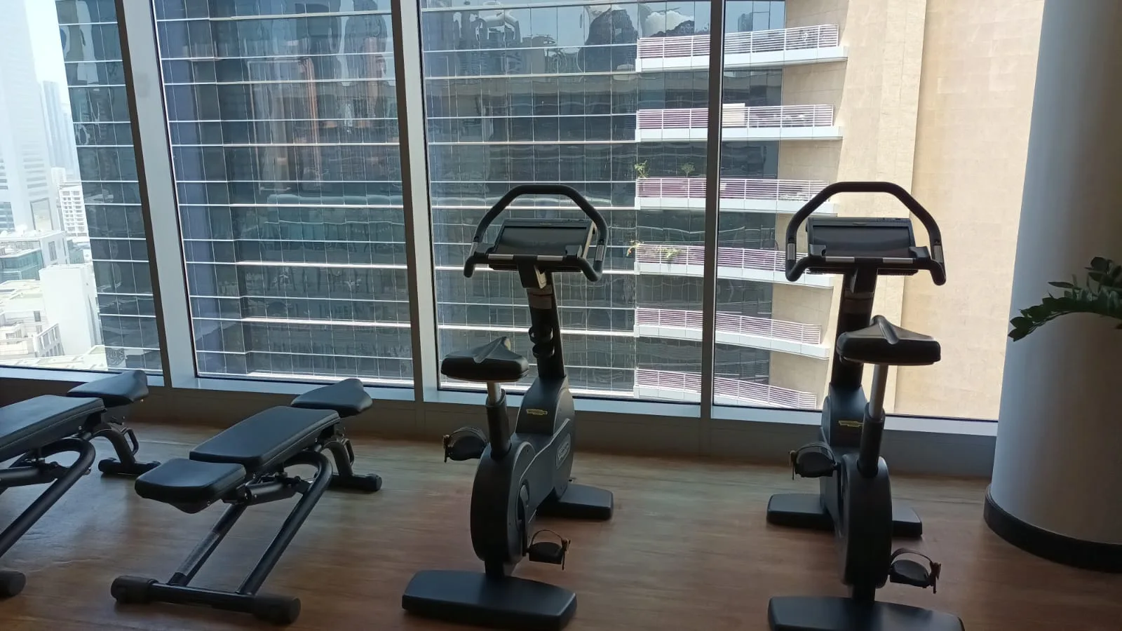 Spinning-Bikes mit Panoramablick auf Dubai