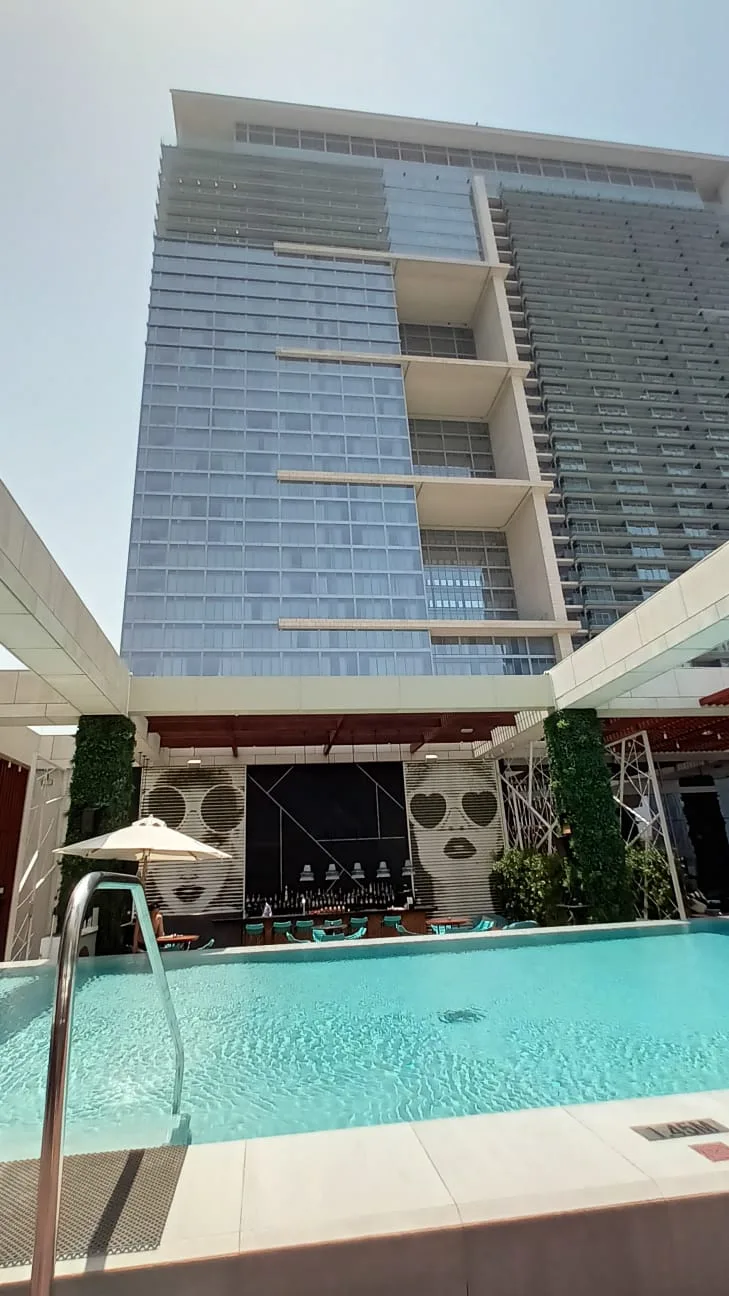 Hotelgebäude von der Poolseite