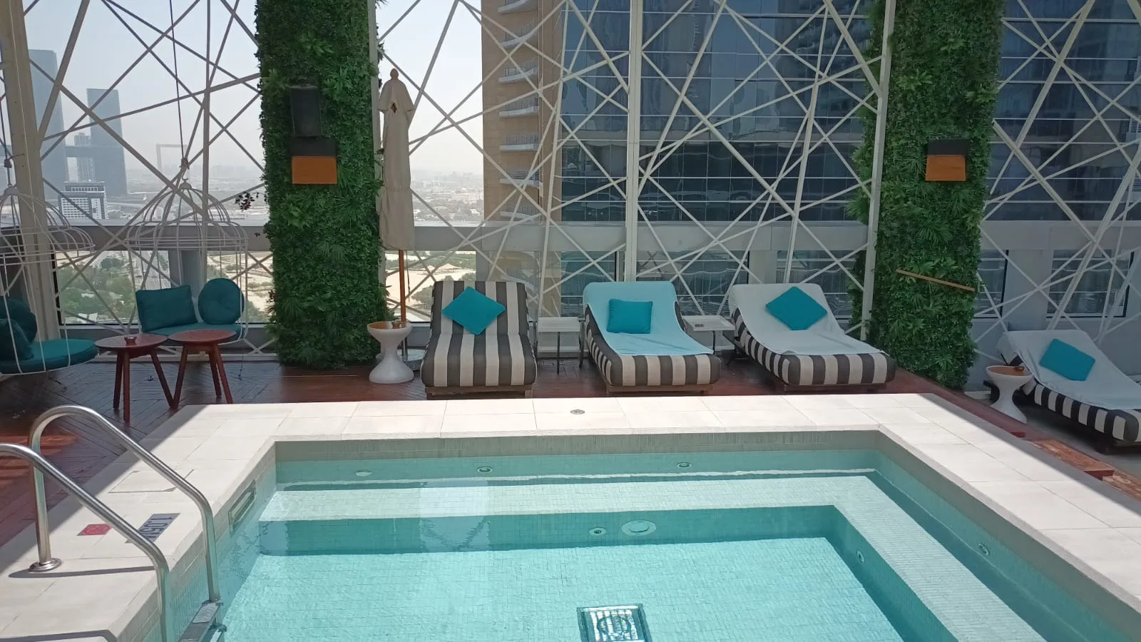 Dachpool mit Liegestühlen im 18. Stock