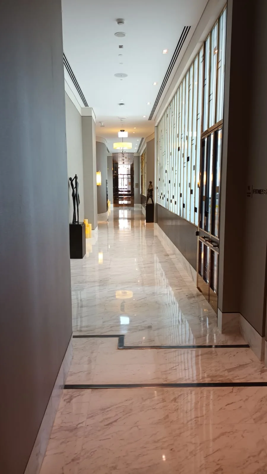 Lobby mit Glaswand und Marmorböden