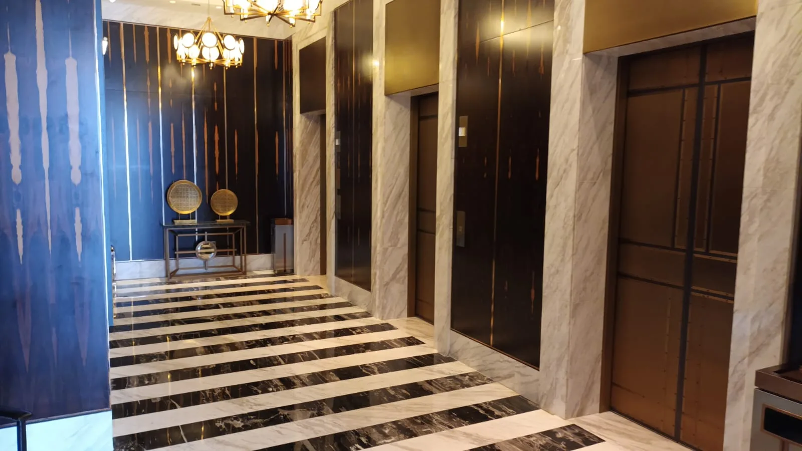 Lobby mit Marmorböden und Aufzügen