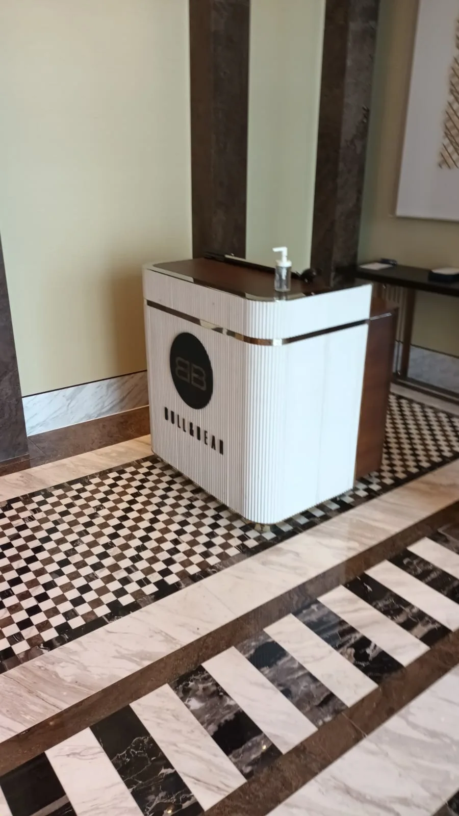 Rezeptionstresen mit Waldorf-Logo