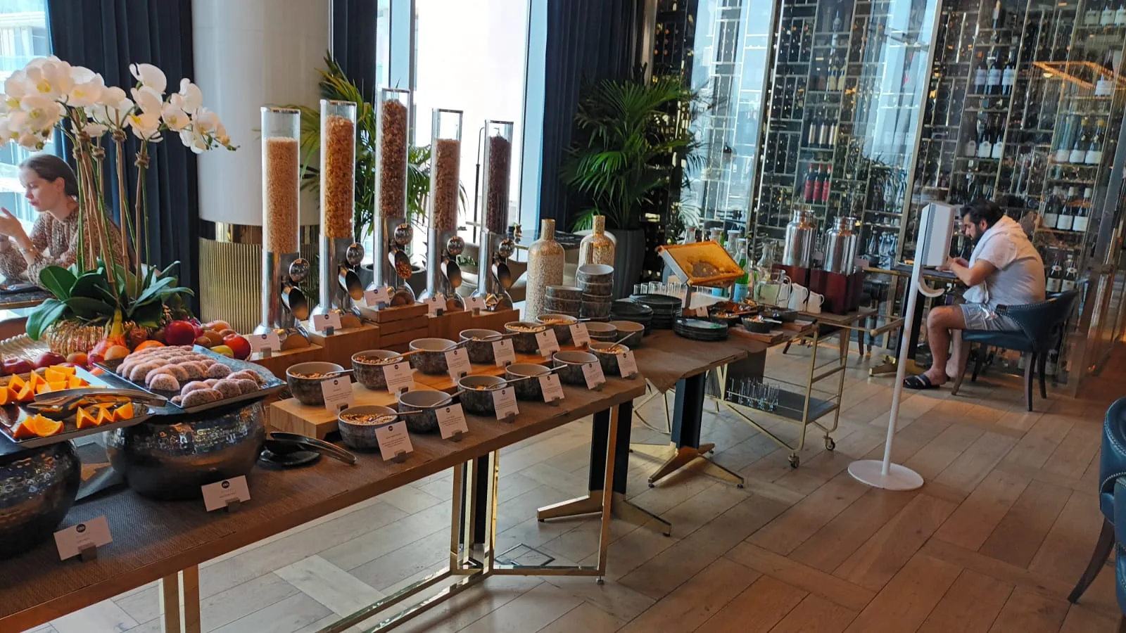 Früchte, Donuts und Getreidegläser am Buffet