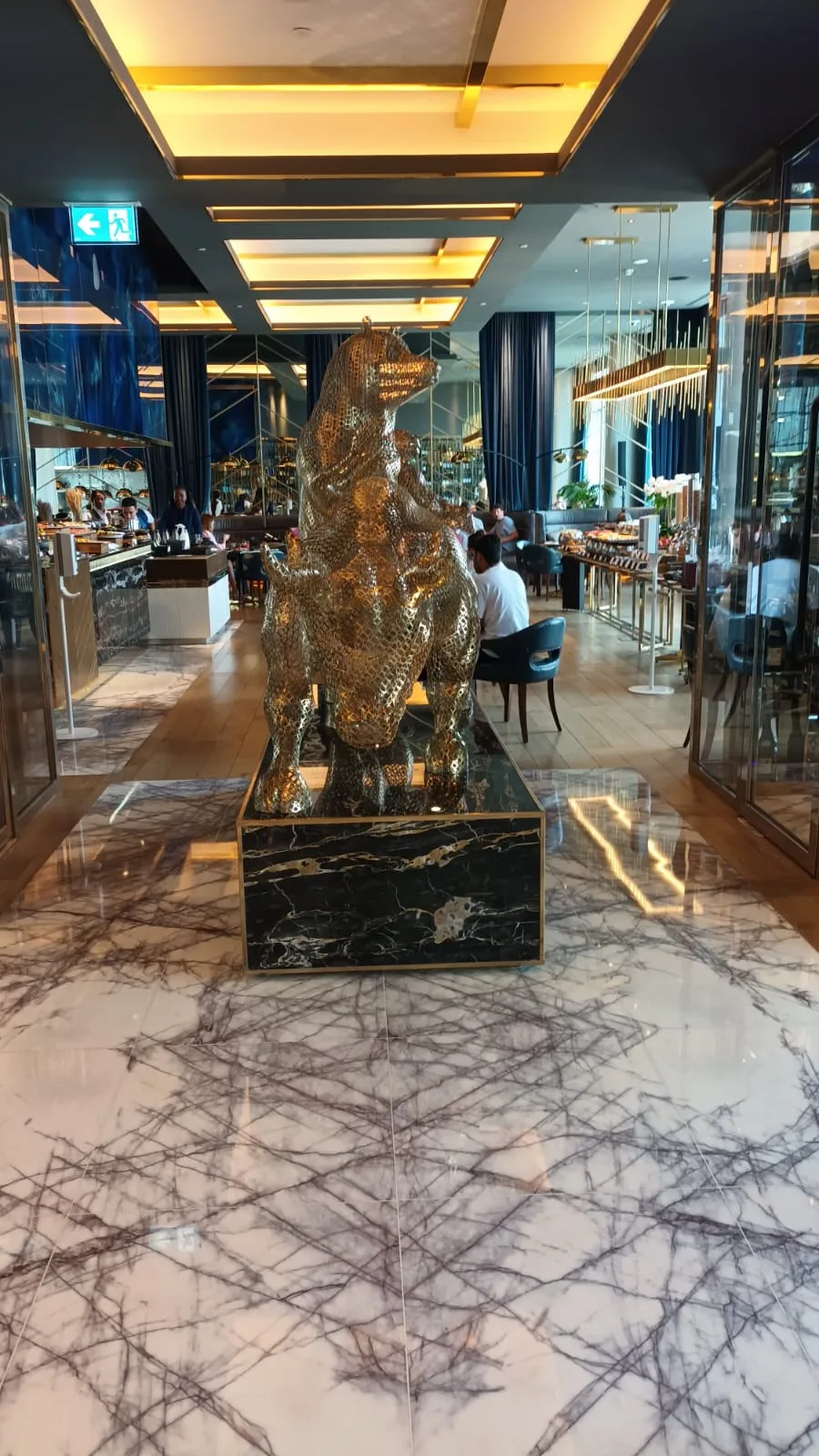 Goldene Skulptur im Restaurantbereich