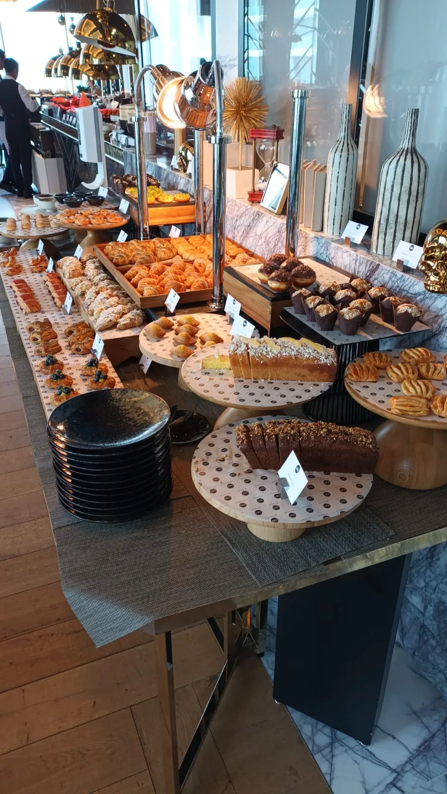Frühstückstheke mit Gebäck und Kuchen