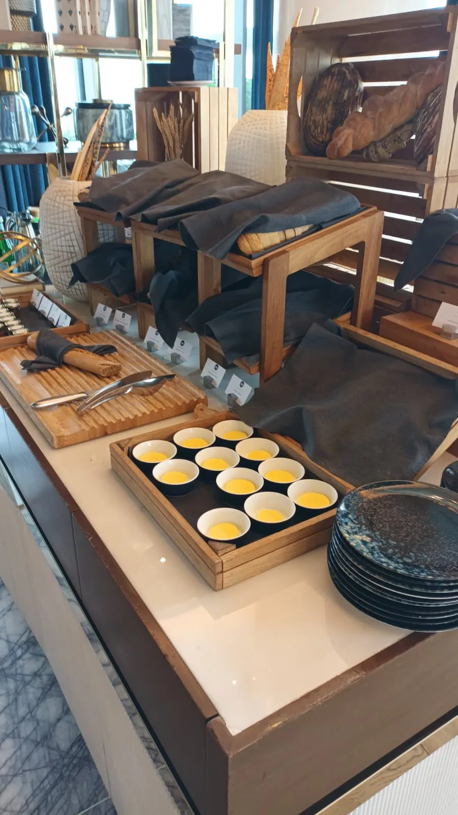 Frühstückstablett mit Servietten auf Regal