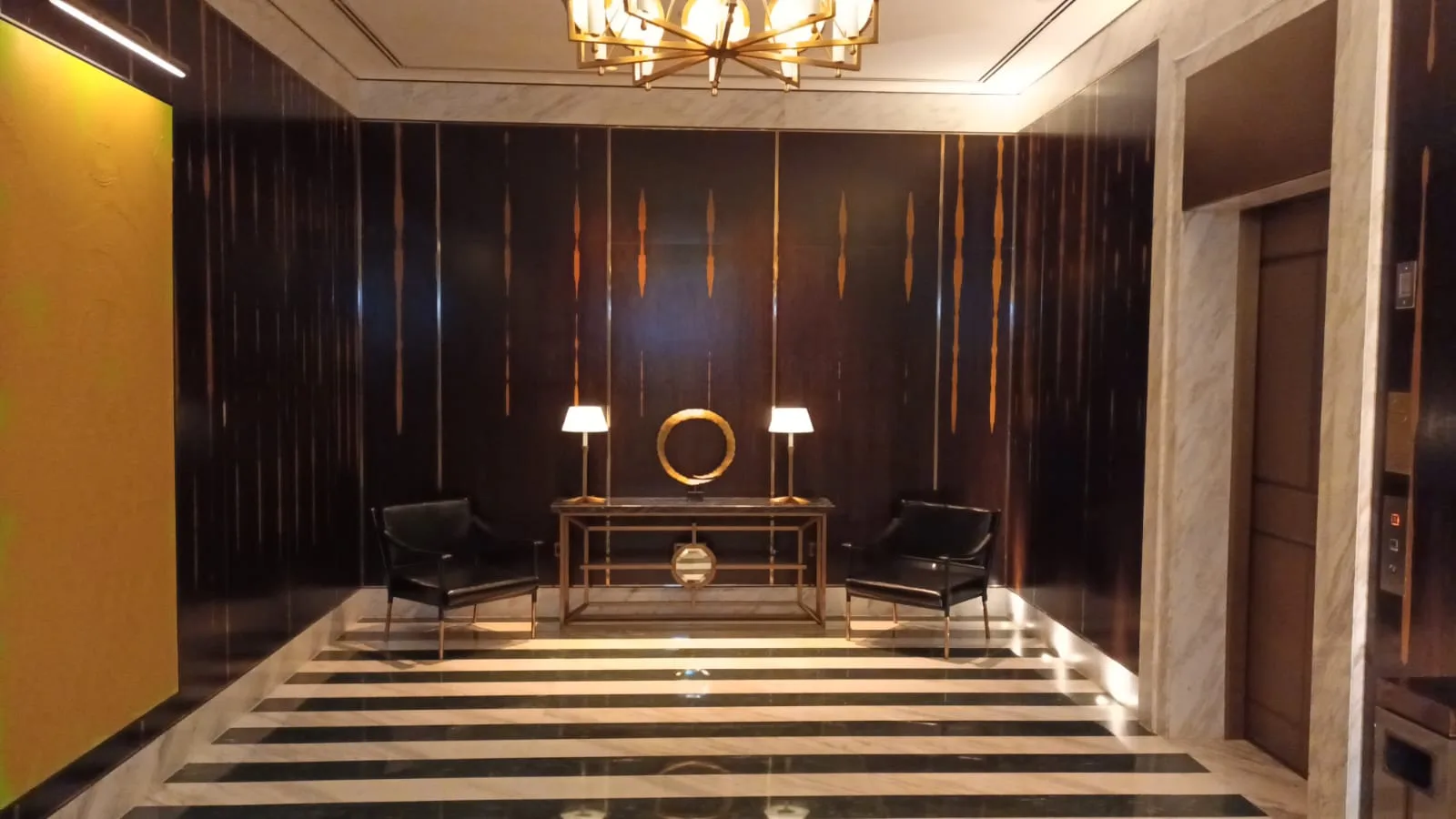 Lobby mit dunklen Holzpaneelen