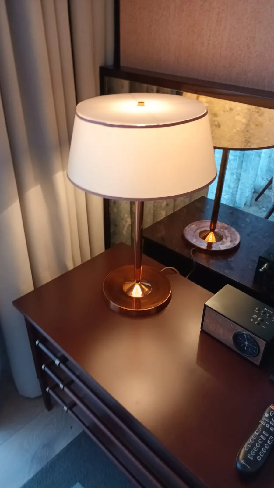 Nachttischlampe auf Holztisch
