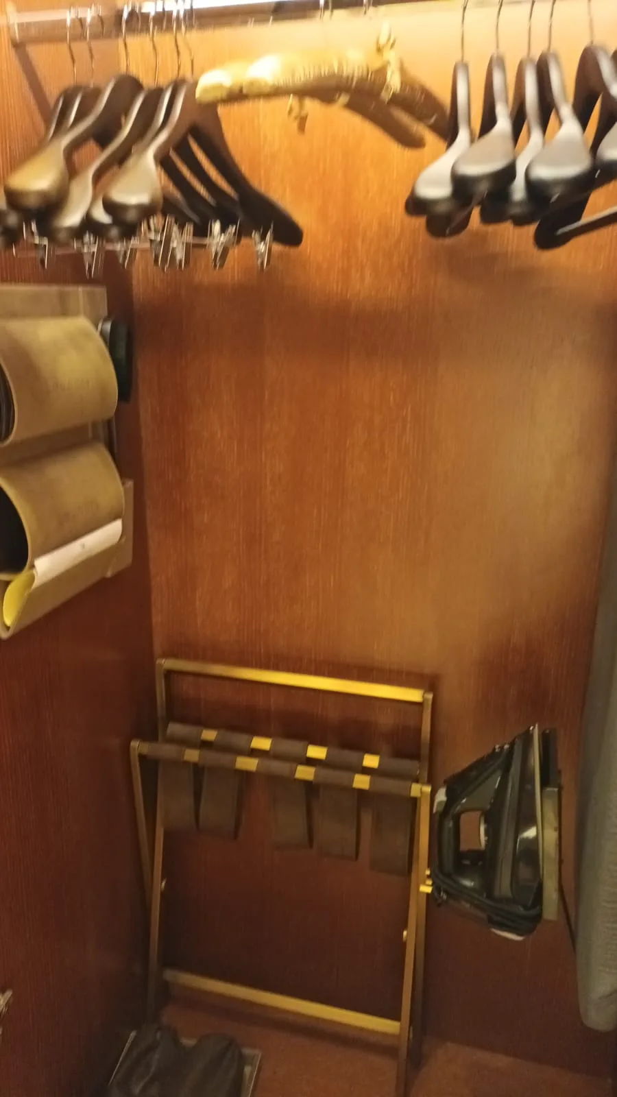 Kleiderschrank mit Bügeln und Haken