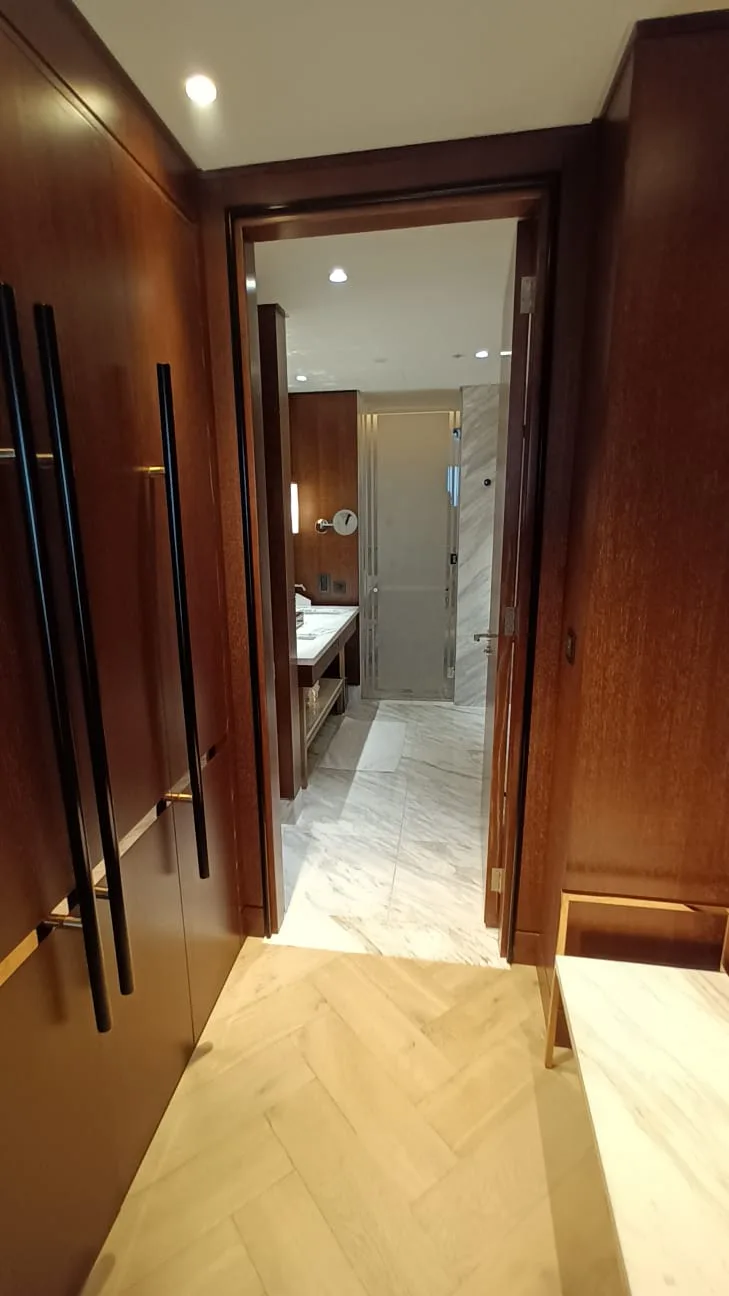 Hotelkorridor mit Holzverkleidung und Marmorfliesen