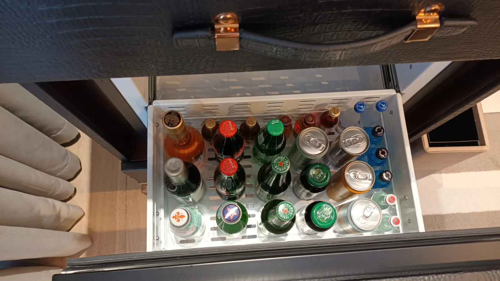 Kühlschrank mit Getränken und Flaschen