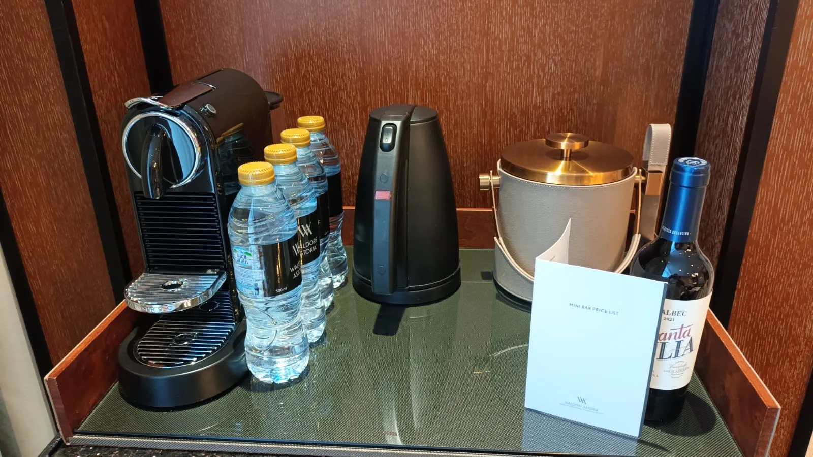 Minibar mit Kaffeevollautomat und Wasserflaschen