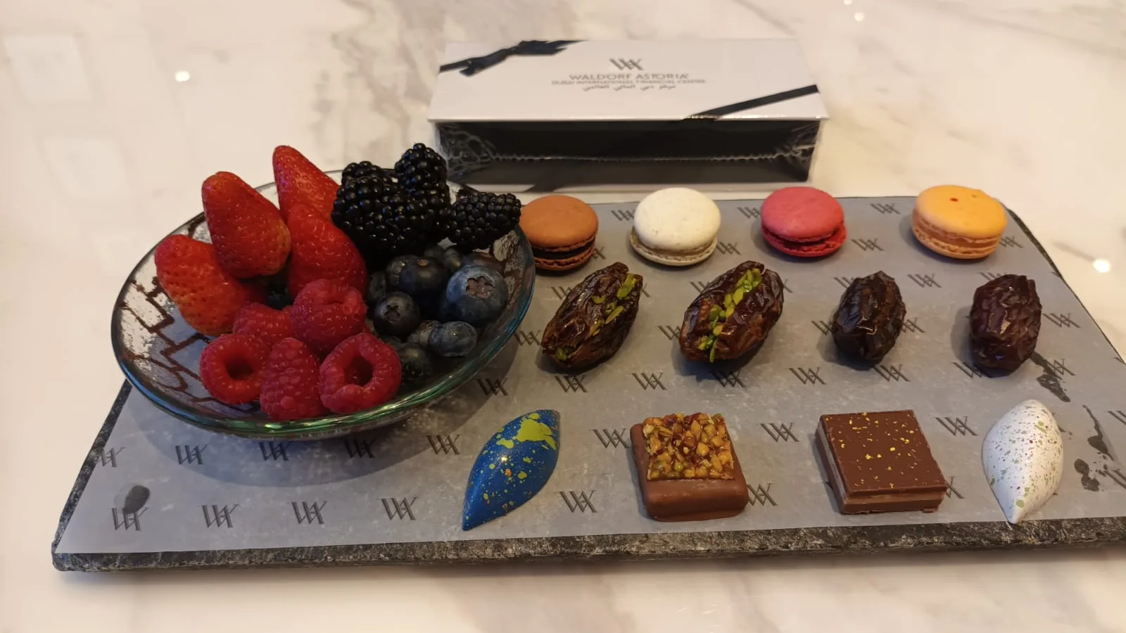 Willkommens-Amenity: Früchte, Pralinen und Macarons