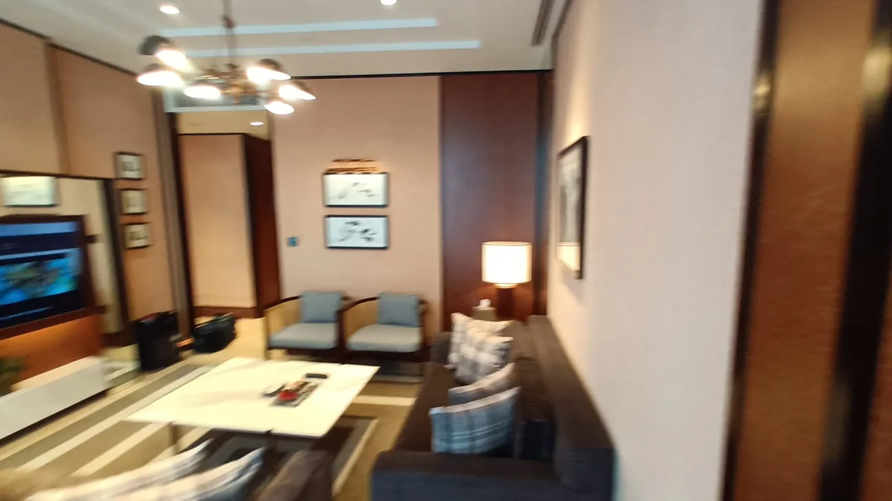 Wohnzimmer der Suite mit Sofas und Bildern