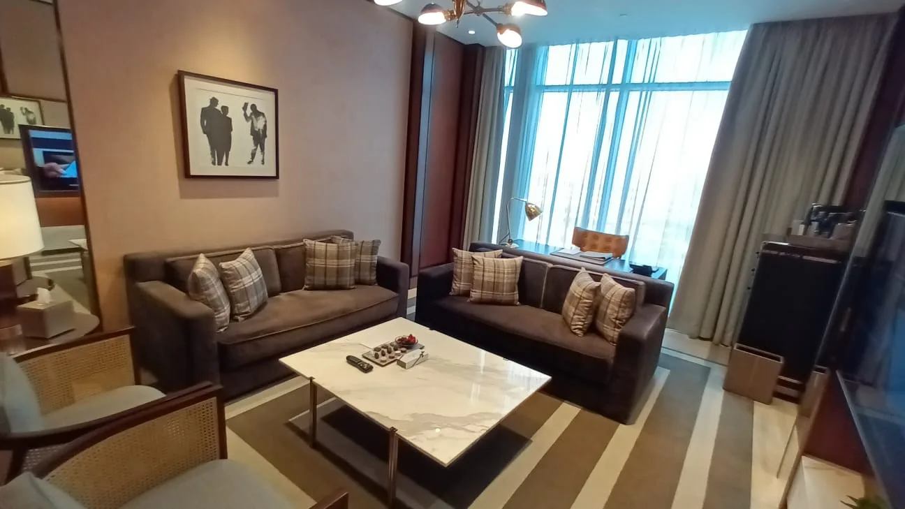 Zwei braune Sofas und Couchtisch im Wohnzimmer