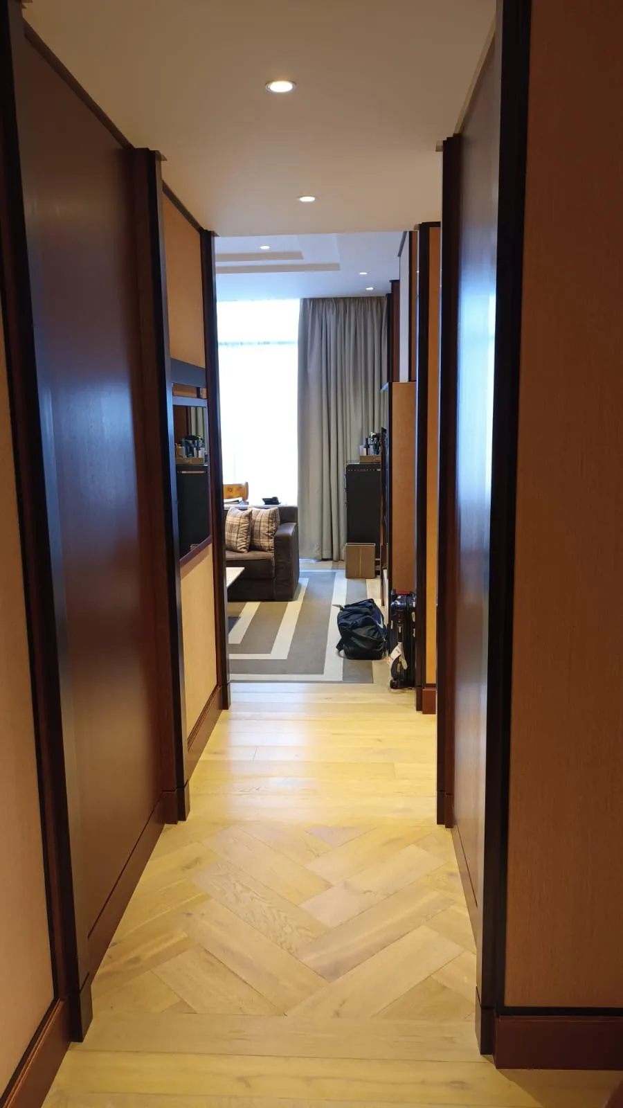 Flur der Suite mit Holzboden und Schrank