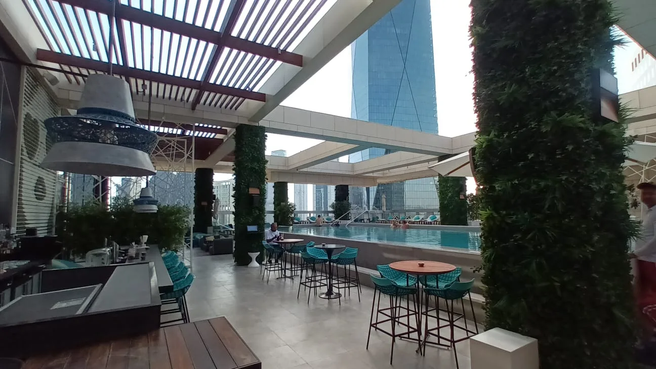 Poolterrasse mit Sitzgelegenheiten