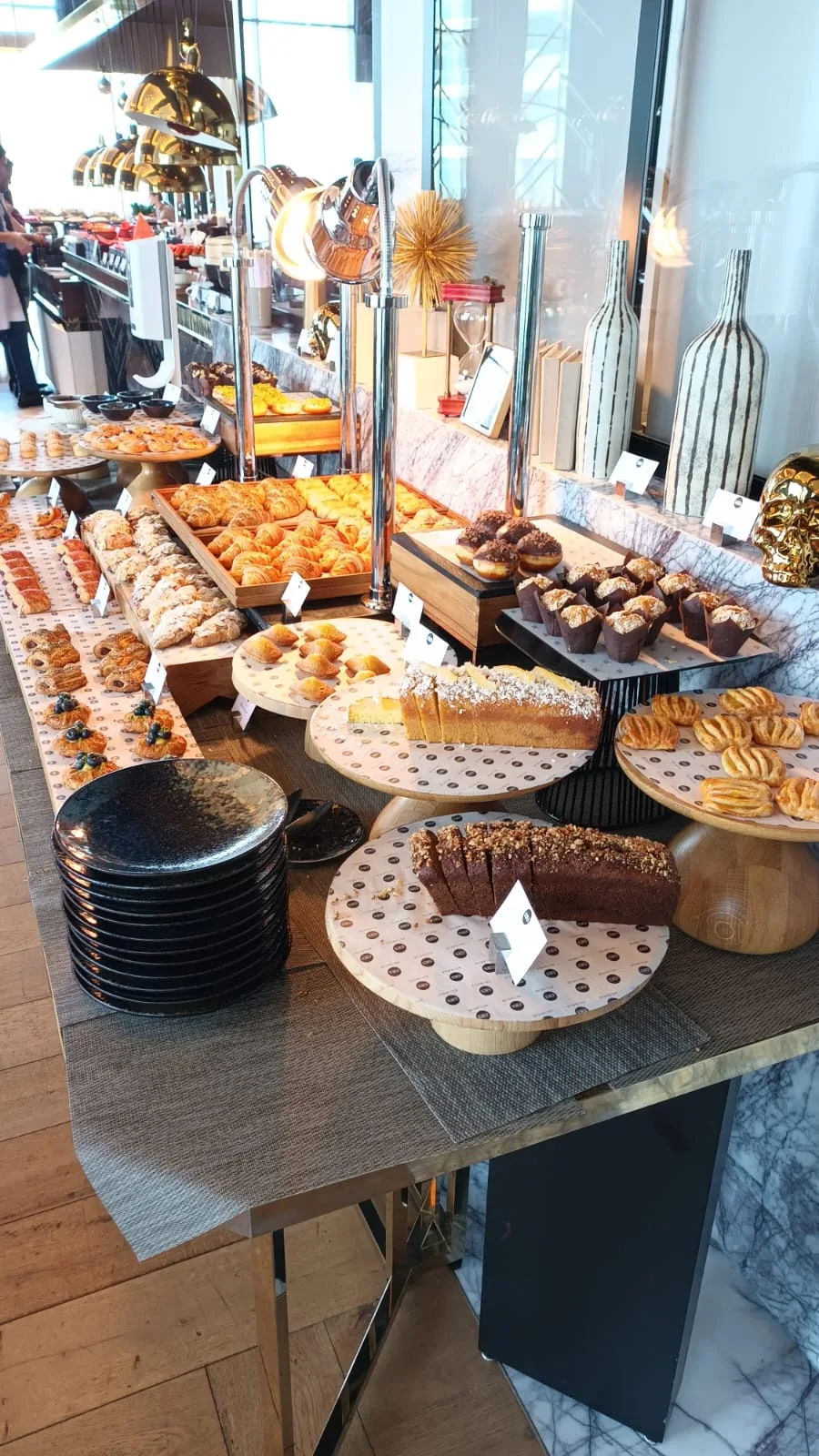 Weiteres Frühstücksbuffet mit Gebäck