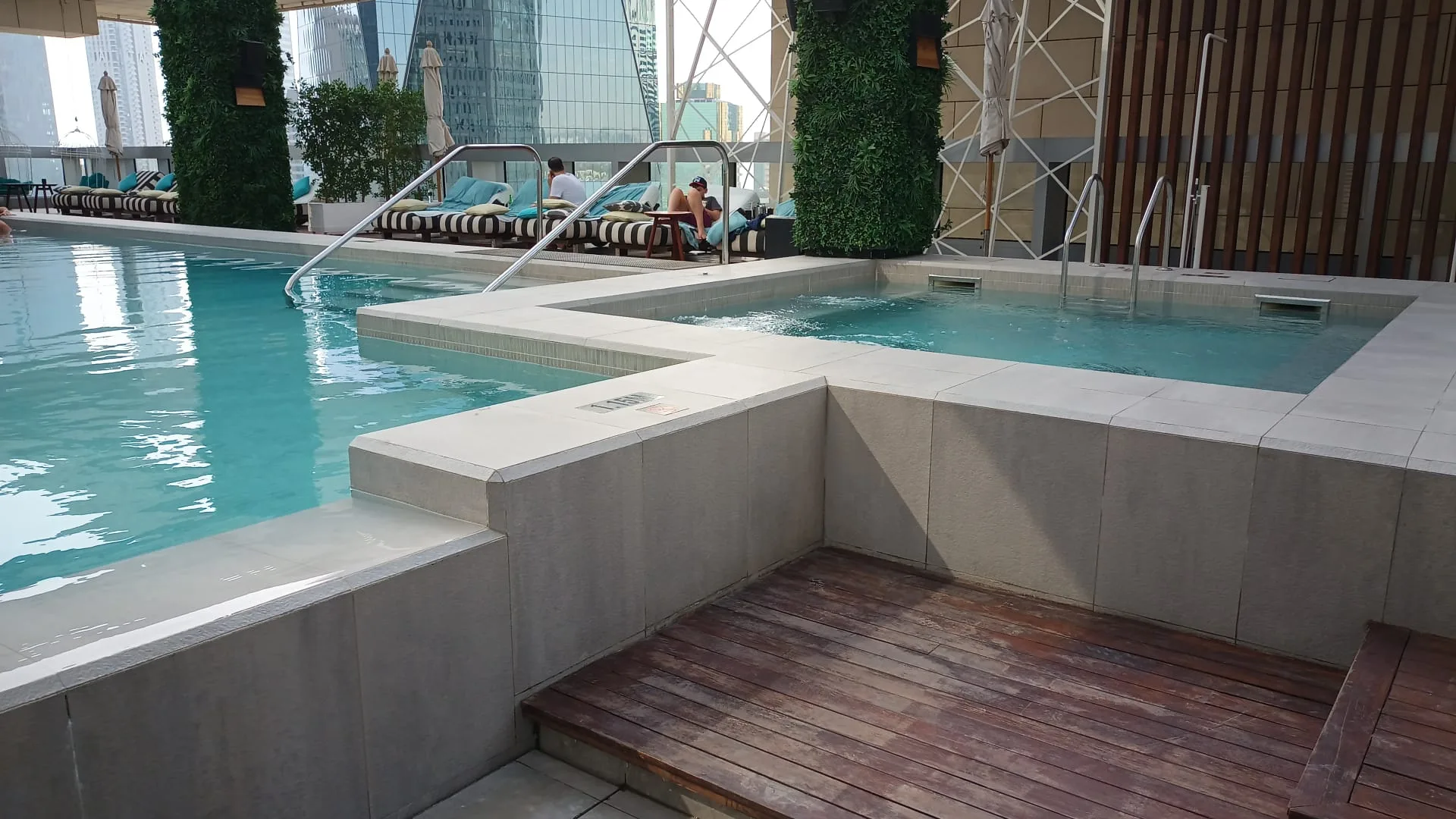 Pool und Whirlpool auf dem Dach