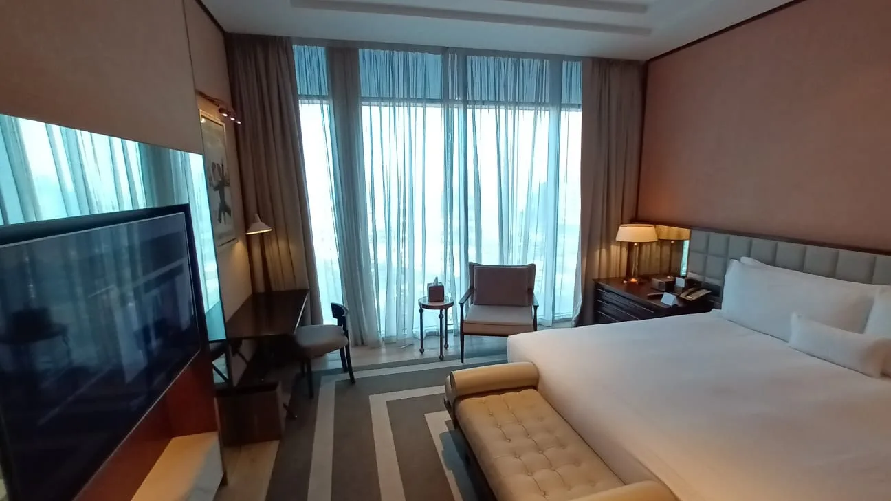 Suite mit Doppelbett und Sessel in Grautönen