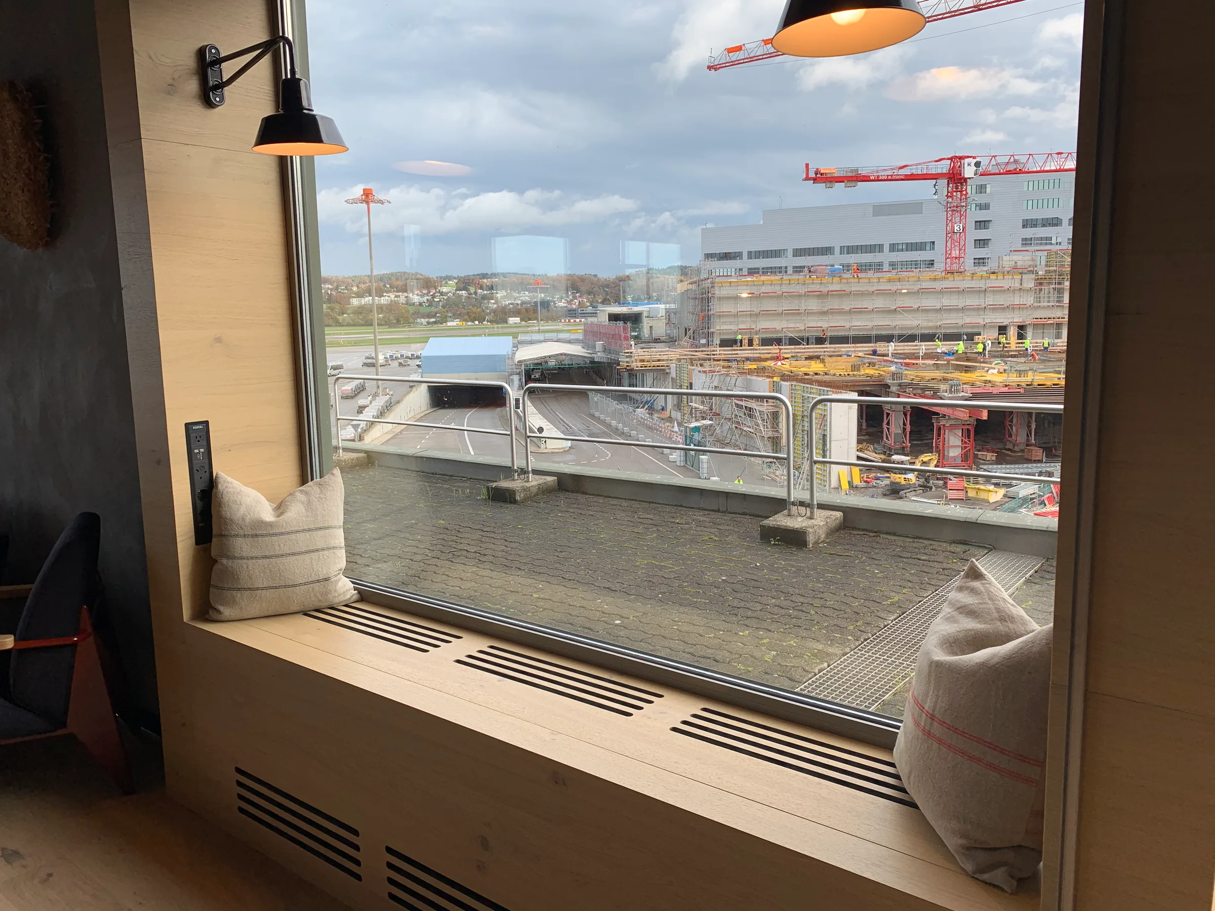 Loungefenster mit Blick auf Baustelle und Flughafen