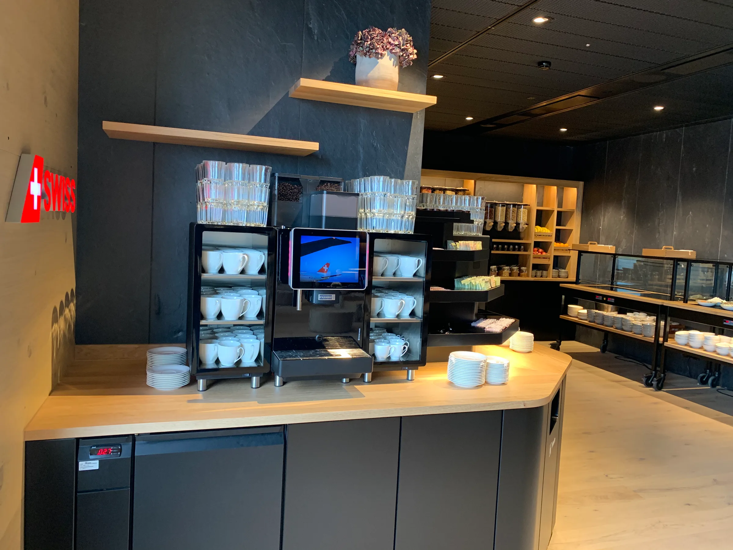 Swiss Alpine Lounge mit Kaffeemaschine und Tassenregalen