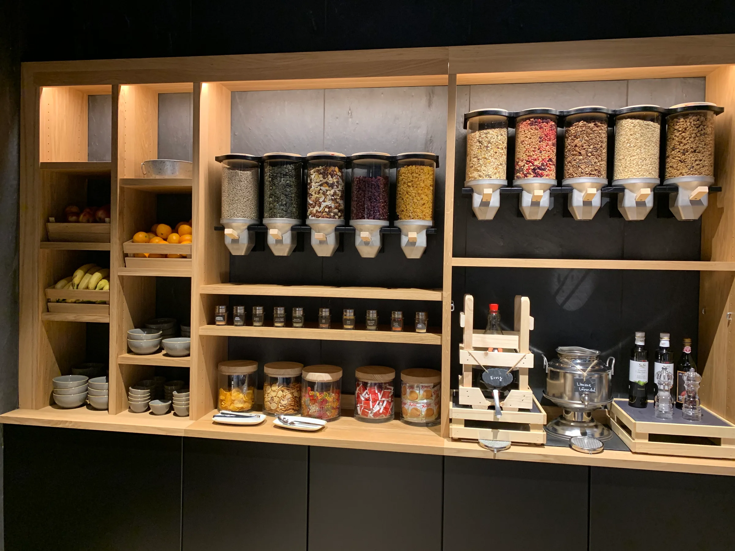 Frühstücksvitrine mit Getreide, Früchten und Snacks