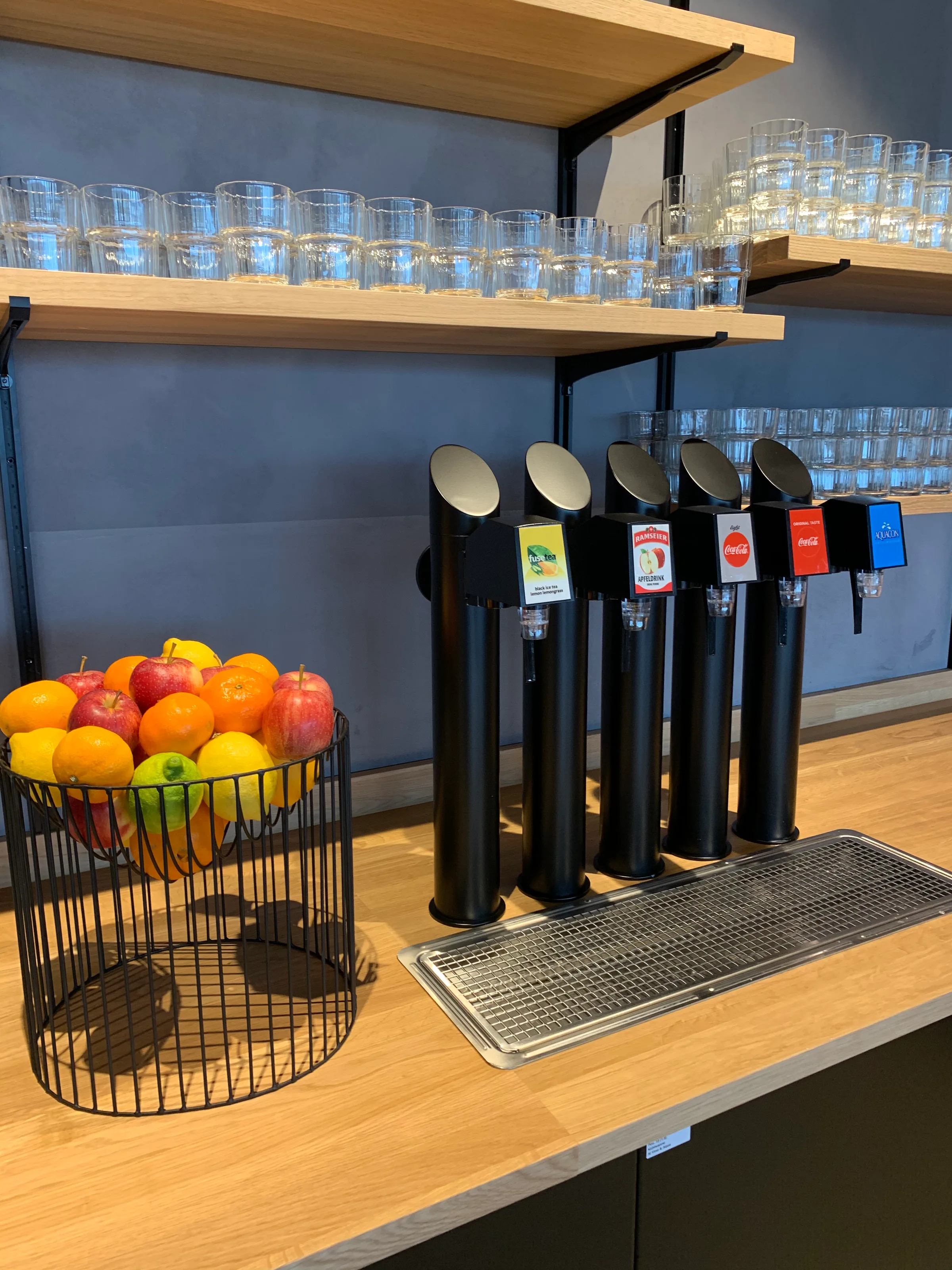 Getränkeautomat mit Saft und Softdrinks