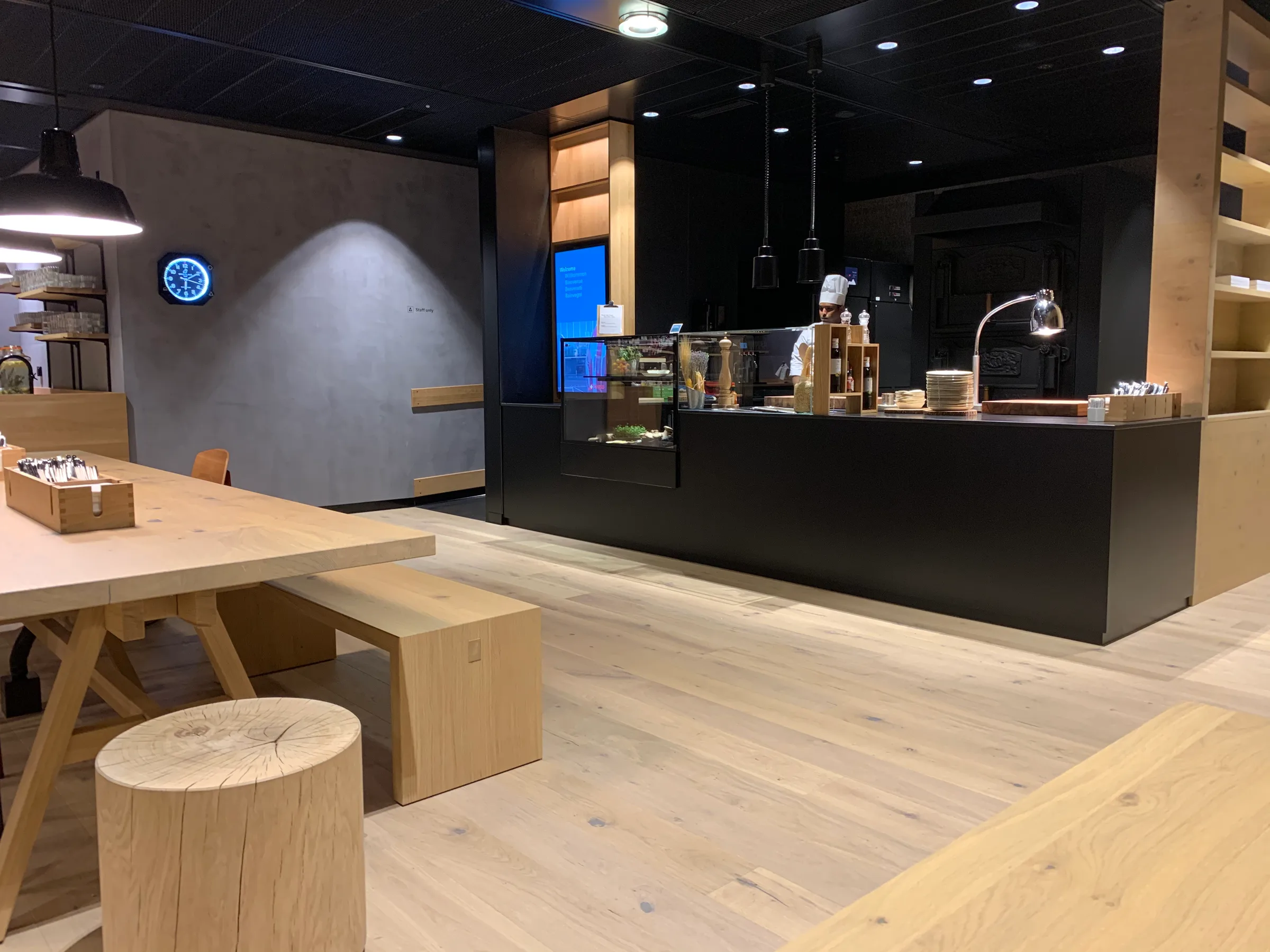 Lounge mit Holztischen und -bänken im modernen Design