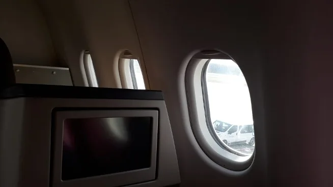 Kleiner Bildschirm und Fensterblick – Entertainment im A330